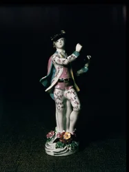 Figura di Lowestoft di un ragazzo che suona un triangolo, c.1780